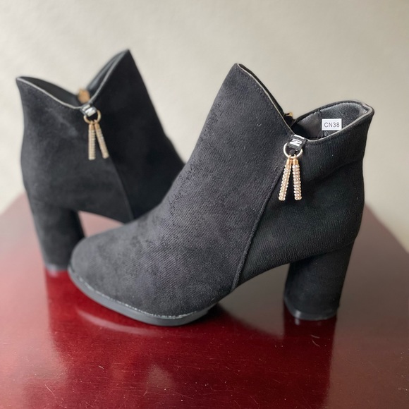 *Never Worn* boutique black boots - Picture 6 of 6